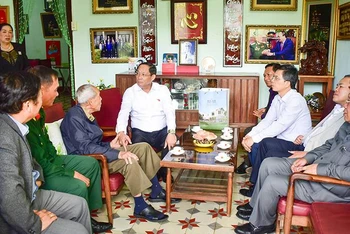 Thượng tướng Trần Quang Phương và đoàn công tác thăm hỏi Thiếu tướng Phạm Văn Kha.
