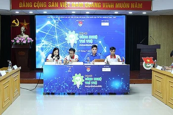 Các thành viên Ban Tổ chức cung cấp thông tin về Cuộc thi “Công nghệ trí tuệ Student Chie-Tech” năm 2022.