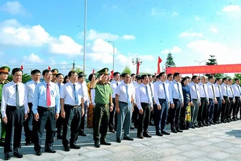 Lãnh đạo và nhân dân tỉnh Hải Dương dâng hương tưởng niệm Chủ tịch Hồ Chí Minh.