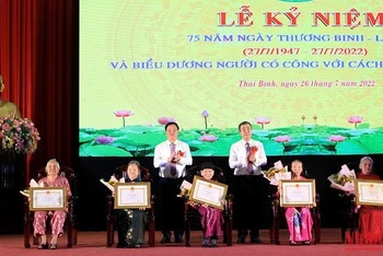 Lãnh đạo tỉnh Thái Bình trao Bằng khen cho các Bà mẹ Việt Nam Anh hùng đang sinh sống trên địa bàn.