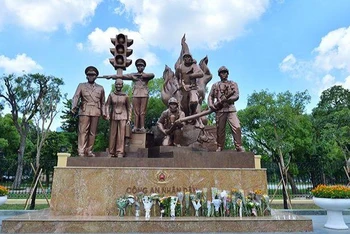 Rất đông người dân Thủ đô đã đến tượng đài dâng lên những bó hoa tươi, để tri ân và tưởng nhớ đến các chiến sĩ đã ngã xuống vì nhân dân.