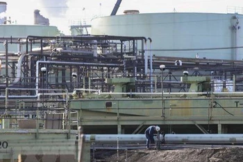 Một cơ sở khai thác dầu của tập đoàn Chevron tại El Segundo, California, Mỹ. (Ảnh: AFP/TTXVN)
