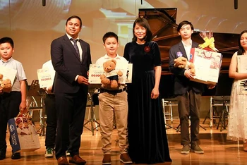 Thí sinh Nguyễn Trần Quốc Thắng giành giải Vàng Quốc tế Á châu ở bảng A.