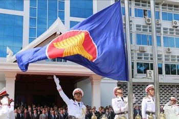 Nghi lễ thượng cờ kỷ niệm 52 năm Ngày thành lập ASEAN tại Lào. Ảnh tư liệu: Xuân Tú/TTXVN