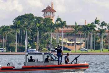 Mật vụ Mỹ tuần tiễu bằng xuồng qua dinh thự Mar-a-Lago của cựu Tổng thống Trump ở Palm Beach, Florida. (Ảnh: AP/TTXVN) 