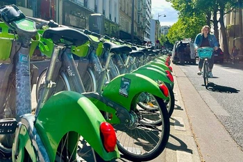 Xe đạp công cộng là một trong những phương tiện được người dân Paris ưa chuộng khi di chuyển trong trung tâm thành phố. (Ảnh: MINH DUY)