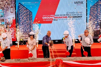 Các đại biểu thực hiện nghi thức khởi công xây dựng khách sạn Wink trung tâm Hải Phòng.