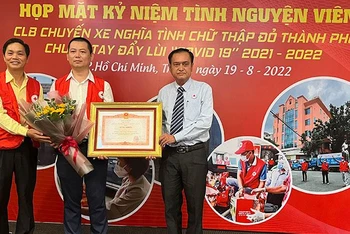 Tình nguyện viên Nguyễn Duy Linh (giữa) nhận Bằng khen của Thủ tướng Chính phủ.