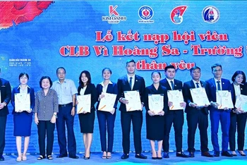 Đồng chí Trương Mỹ Hoa (thứ ba từ trái qua) trao giấy kết nạp hội viên Câu lạc bộ Vì Hoàng Sa-Trường Sa thân yêu cho các cá nhân.
