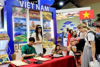 Không gian văn hóa Việt Nam chiếm phần lớn nội dung của gian trưng bày. (Ảnh: Trần Hiếu/TTXVN)