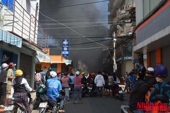 Khoảng 14 giờ, lửa bùng phát trên đường Nguyễn Văn Trỗi, Khu phố 2, phường Đức Nghĩa, thành phố Phan Thiết, khu vực rất đông dân cư.