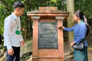 Lưu học sinh Lào thăm nơi ở và làm việc của Hoàng thân Souphanouvong tại xã Mỹ Bằng, Yên Sơn, tỉnh Tuyên Quang.