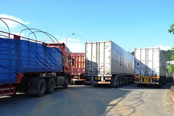 Xe chở hàng xuất, nhập khẩu hàng hóa bị tồn đọng ở cửa khẩu Kim Thành (Lào Cai) do phía Trung Quốc thiếu lái xe trung chuyển.