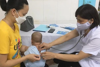 Khám sàng lọc trước khi tiêm vaccine mũi 2 phòng bệnh bại liệt cho trẻ tại xã Minh Tân (huyện Kiến Xương, tỉnh Thái Bình).