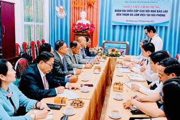 Quang cảnh trao đổi nghiệp vụ giữa Hội Nhà báo Lào và Hội Nhà báo thành phố Hải Phòng.