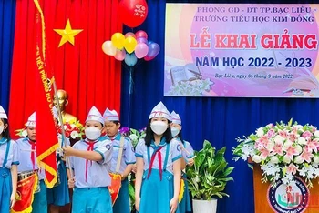 Các em học sinh tiểu học ở Bạc Liêu phấn khởi trong ngày lễ khai trường.