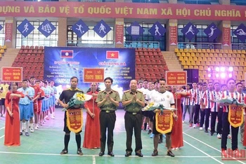 Các đồng chí trong Ban Giám đốc Công an tỉnh Điện Biên tặng cờ lưu niệm cho các đoàn vận động viên tham gia chương trình.