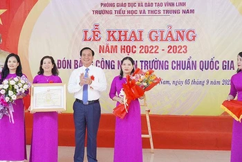 Phó Bí thư Tỉnh ủy, Chủ tịch Ủy ban nhân dân tỉnh Quảng Trị Võ Văn Hưng trao Bằng công nhận trường đạt chuẩn quốc gia mức độ 1 cho Trường Tiểu học và THCS Trung Nam, huyện Vĩnh Linh.
