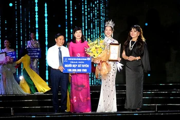 Ban Tổ chức trao vương miện Người đẹp xứ Tuyên 2022 cho thí sinh Vũ Phương Thảo.