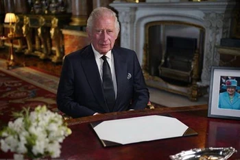 Nhà Vua Anh Charles III trong bài phát biểu đầu tiên được truyền hình trên cả nước và trong khối Thịnh vượng chung, tại London, ngày 9/9/2022. (Ảnh: AFP/TTXVN)