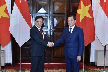 Phó Thủ tướng Lê Minh Khái và Phó Thủ tướng Singapore Vương Thụy Kiệt. (Ảnh: VGP)