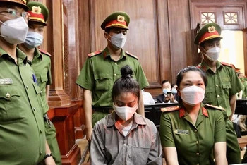 Bị cáo Nguyễn Võ Quỳnh Trang tại Tòa hôm 21/7. (Ảnh: Thanh Vũ/TTXVN)