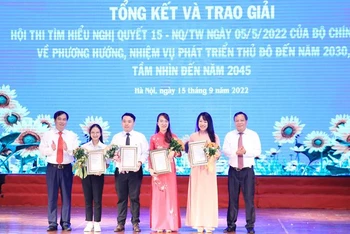 Lãnh đạo Ban Tuyên giáo Trung ương và Thành ủy Hà Nội trao phần thưởng cho đội đoạt giải Nhất.