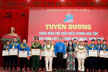Các đồng chí Hoàng Thị Thúy Lan và Nguyễn Kim Quy trao Bằng khen tặng các “Đảng viên trẻ tiêu biểu trong học tập và làm theo lời Bác” năm 2022 của tỉnh Vĩnh Phúc.