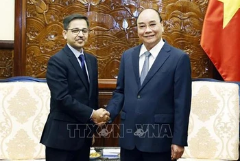 Chủ tịch nước Nguyễn Xuân Phúc tiếp Đại sứ Ấn Độ Pranay Verma đến chào từ biệt. (Ảnh: TTXVN)