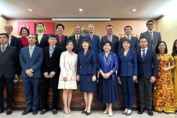 Các doanh nghiệp Thái Lan nhận Bằng khen của Bộ trưởng Ngoại giao Việt Nam vì những đóng góp trong phòng, chống dịch Covid-19.