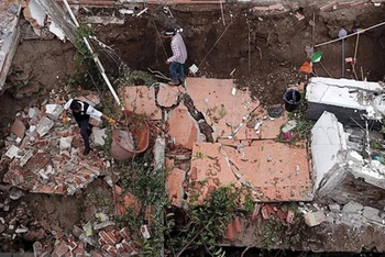 Một ngôi nhà đổ sập do động đất tại bang Colima, Mexico ngày 19/9. (Ảnh: AFP/TTXVN)