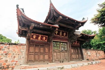 Bức tường bằng gạch cổ chùa Kim Liên trước khi bị đập đi xây mới.