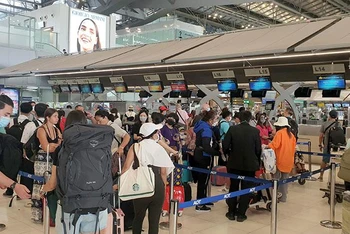 Hành khách làm thủ tục tại sân bay Suvarnabhumi.