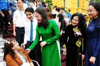 Phó Chủ tịch nước Võ Thị Ánh Xuân động viên các đại biểu tham dự chương trình “Tỏa sáng nghị lực Việt” năm 2022. (Ảnh: TTXVN)