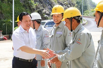 Chủ tịch Ủy ban Quản lý vốn nhà nước tại doanh nghiệp Nguyễn Hoàng Anh kiểm tra tiến độ dự án thuộc Tập đoàn Điện lực Việt Nam.