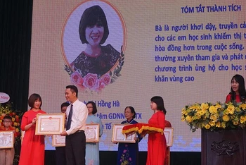 Quận Hoàn Kiếm biểu dương những tập thể, cá nhân có thành tích tiêu biểu trong phong trào thi đua Người tốt, việc tốt năm 2022.