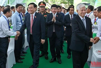 Nguyên Chủ tịch nước Nguyễn Minh Triết, Chủ tịch Quốc hội Vương Đình Huệ cùng các đại biểu dự lễ công bố.