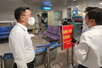 Đoàn kiểm tra Bộ Y tế kiểm tra công tác giám sát bệnh đậu mùa khỉ tại sân bay quốc tế Tân Sơn Nhất.