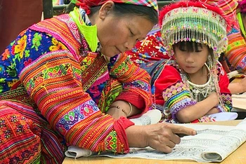 Nghệ thuật trang trí trên trang phục bằng sáp ong của người Mông Hoa tại Tuyên Quang.