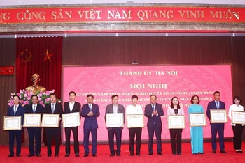 Lãnh đạo thành phố Hà Nội tặng bằng khen cho các đơn vị thực hiện tốt Nghị quyết 15 và Chỉ thị 15.