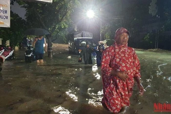 Khu dân cư thuộc phường Ghềnh Ráng, thành phố Quy Nhơn, tỉnh Bình Định bị ngập sâu trong nước lũ vào đêm 11/10.