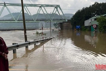 Nước sông Kỳ Lộ dâng cao ngập sâu tại đầu cầu cắt đứt giao thông vào thị trấn La Hai, huyện Đồng Xuân, tỉnh Phú Yên.