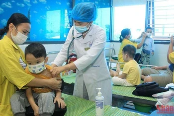 Trẻ em điều trị tại Bệnh viện Nhi Thái Bình chủ yếu có hiện tượng ho, sốt kéo dài không khỏi.