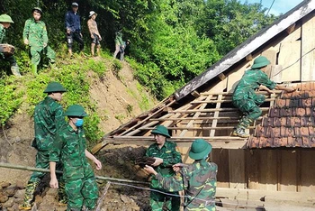 Bộ đội Biên phòng giúp người dân di dời các ngôi nhà có nguy cơ bị sạt lở đất.