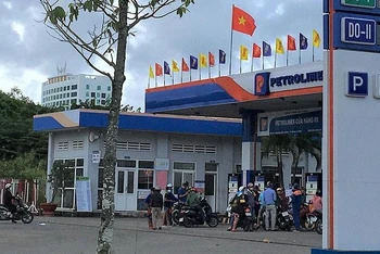 Người dân mua nhiên liệu tại một điểm bán xăng dầu ở Cà Mau.