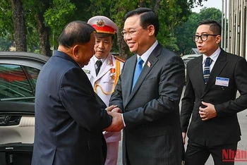 Chủ tịch Quốc hội Vương Đình Huệ chào mừng Chủ tịch Thượng viện Vương quốc Campuchia Samdech Say Chhum thăm chính thức Việt Nam.