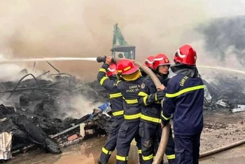 Hà Nội: Dập tắt vụ cháy lớn tại kho hàng ở huyện Thanh Oai