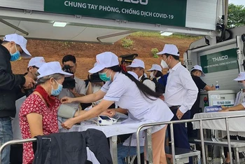 Người dân tỉnh Đắk Nông tích cực trong việc tiêm vaccine phòng dịch bệnh Covid-19. 