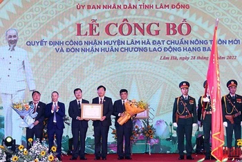 Chủ tịch Ủy ban nhân dân tỉnh Lâm Đồng trao Huân chương Lao động hạng Ba do Chủ tịch nước tặng huyện Lâm Hà.