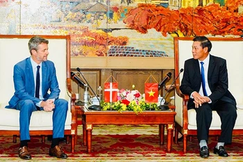 Chủ tịch Ủy ban nhân dân thành phố Hải Phòng Nguyễn Văn Tùng tiếp xã giao Thái tử kế vị Đan Mạch Frederik.